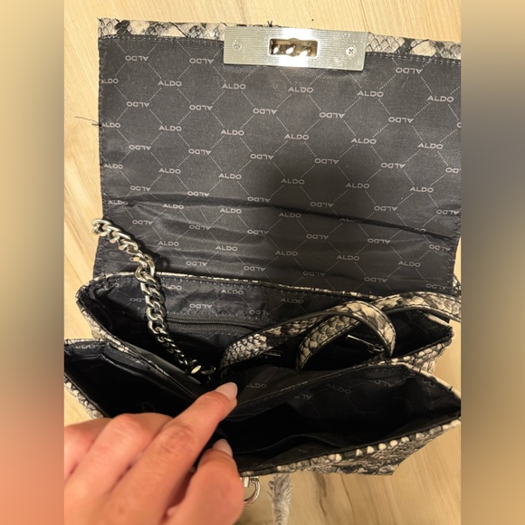 Snakeskin Patterned Chain Shoulder Bag - Picture 4 of 5
